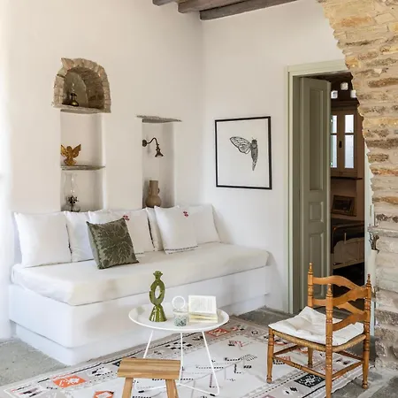 Tzitzikey House *